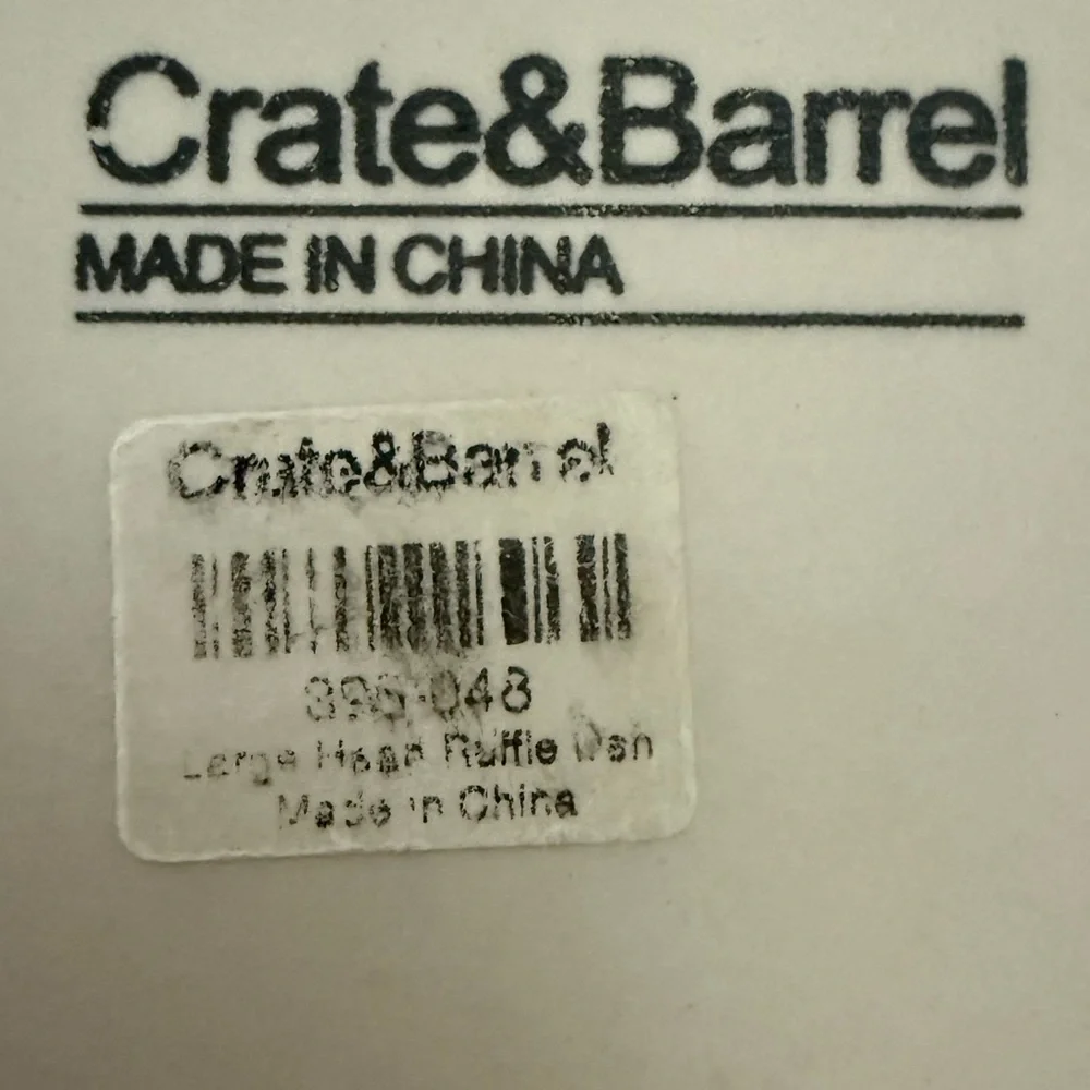 Crate&Barrel Large Heart Ruffle Dish. 395-048.